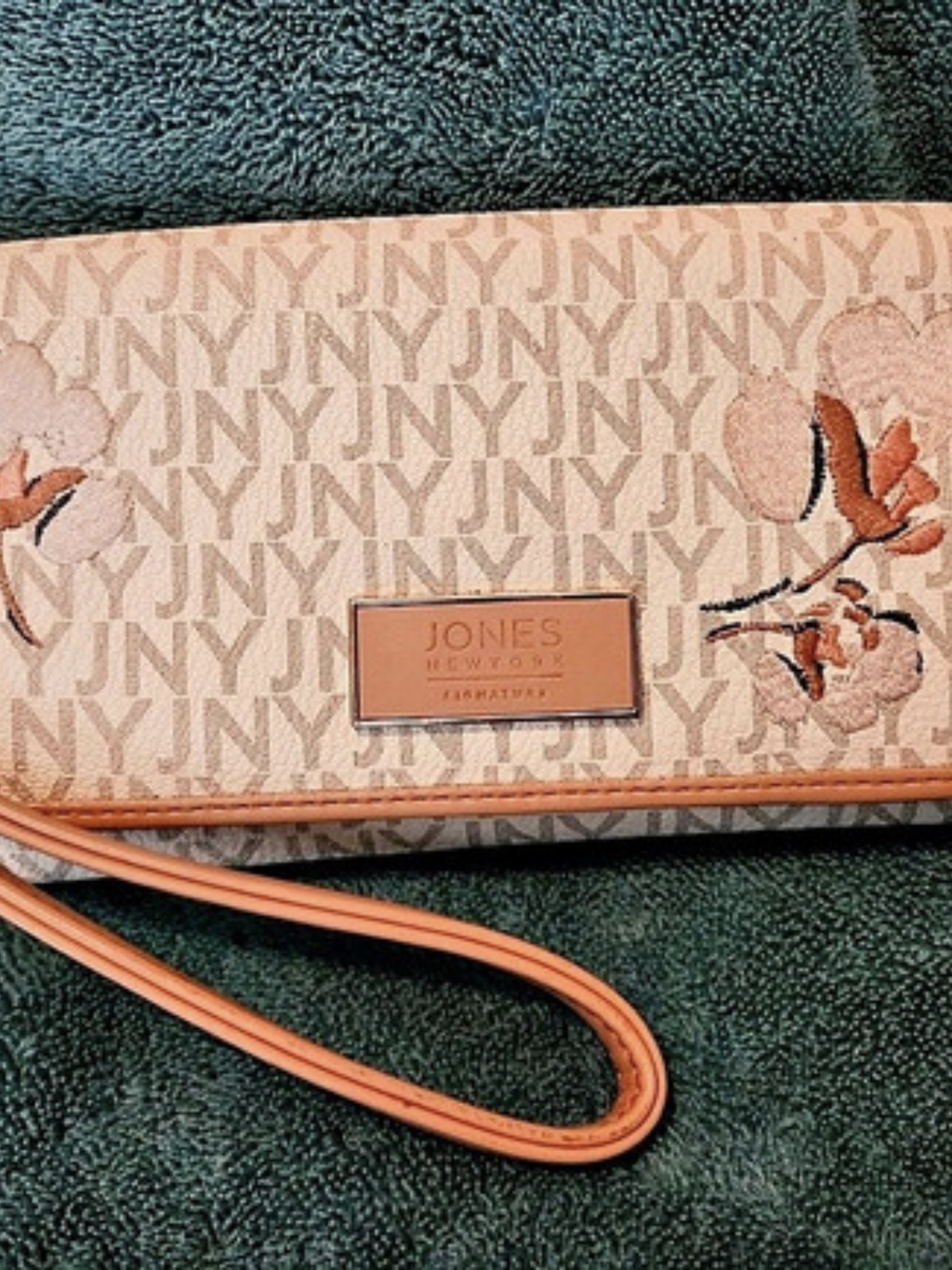 Jones New York Signature Wristlet Wallet Floral in Pink And White25